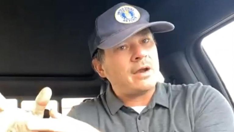 Membre de Blink 182, Tom Delonge parle dans sa voiture.