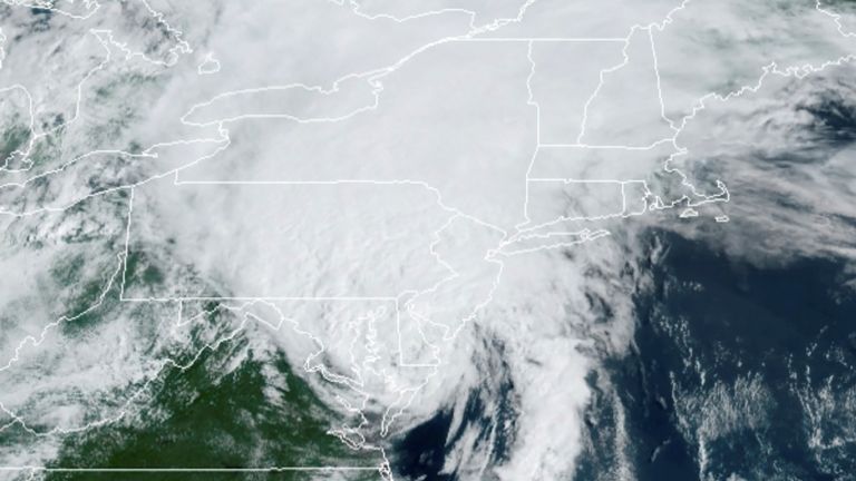 Une image satellite montre la tempête tropicale Isaias alors qu'elle progresse au-dessus du nord-est des États-Unis le 4 août 2020. NOAA / Document via REUTERS CETTE IMAGE A ÉTÉ FOURNIE PAR UN TIERS.