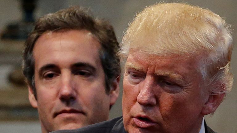 L'avocat personnel de Donald Trump, candidat républicain, Michael Cohen, se tient derrière Trump alors qu'un groupe de partisans pose la main sur Trump dans la prière lors d'un arrêt de campagne à l'église New Spirit Revival Center à Cleveland Heights, Ohio, États-Unis, le 21 septembre 2016. Photo prise le 21 septembre , 2016. REUTERS / Jonathan Ernst