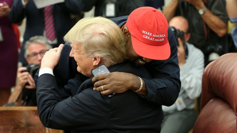 Kanye West embrasse Donald Trump lors de leur réunion à la Maison Blanche