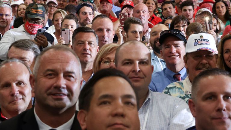 Les partisans - beaucoup ne portent pas de masques - se rassemblent pour un rassemblement en salle avec Donald Trump à Henderson, Nevada