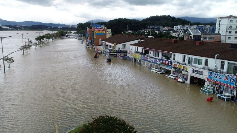 Une rue et des restaurants de fruits de mer submergés par le typhon Haishen sont photographiés à Gangneung, Corée du Sud, le 7 septembre 2020. Yonhap via REUTERS ATTENTION RÉDACTEURS - CETTE IMAGE A ÉTÉ FOURNIE PAR UN TIERS.  CORÉE DU SUD.  PAS DE REVENTE.  PAS D'ARCHIVES.