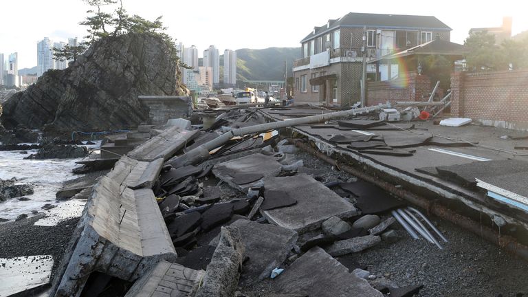 Une route endommagée par le typhon Haishen est photographiée à Ulsan, Corée du Sud, le 7 septembre 2020. Yonhap via REUTERS ATTENTION EDITORS - CETTE IMAGE A ÉTÉ FOURNIE PAR UN TIERS.  CORÉE DU SUD.  PAS DE REVENTE.  PAS D'ARCHIVES.