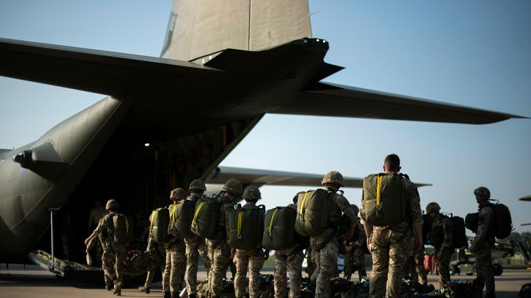 Des centaines de parachutistes britanniques ont sauté en Ukraine, aux côtés de soldats de l'unité d'élite Pathfinder de l'armée, pour un exercice près de la frontière avec la Crimée.  Fourni par le ministère de la Défense