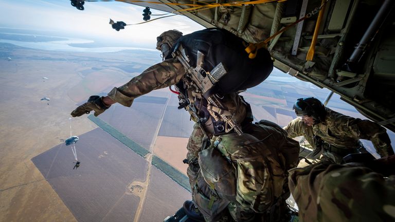 Des centaines de parachutistes britanniques ont sauté en Ukraine, aux côtés de soldats de l'unité d'élite Pathfinder de l'armée, pour un exercice près de la frontière avec la Crimée.  Fourni par le ministère de la Défense