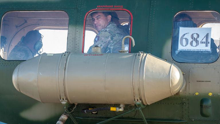 Des centaines de parachutistes britanniques ont sauté en Ukraine, aux côtés de soldats de l'unité d'élite Pathfinder de l'armée, pour un exercice près de la frontière avec la Crimée.  Fourni par le ministère de la Défense