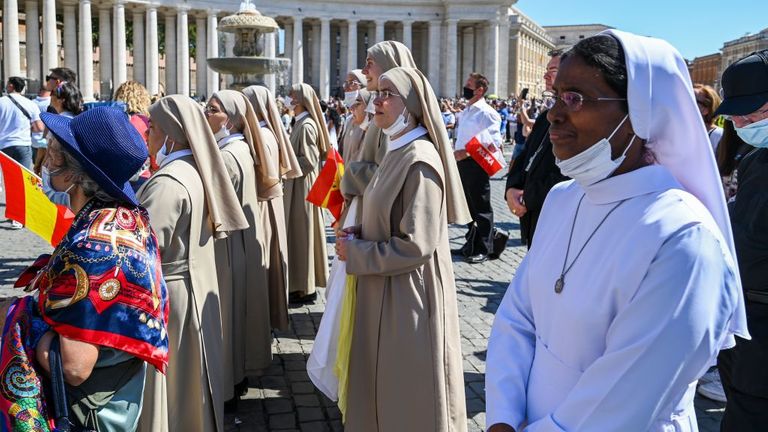 Les religieuses et les fidèles se réunissent pour écouter le discours du pape