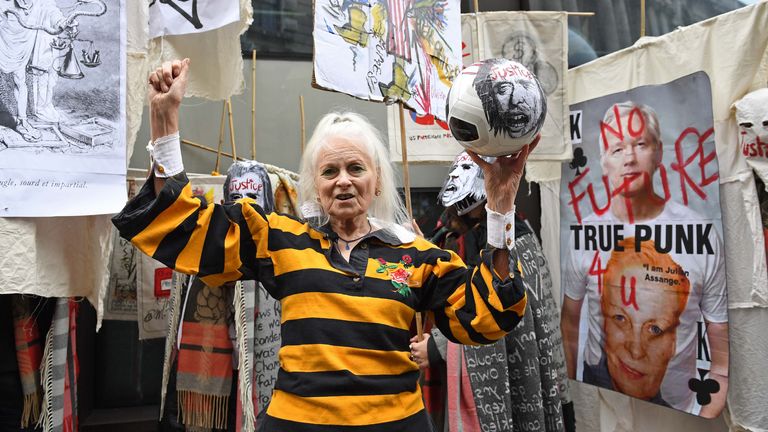 La créatrice de mode Vivienne Westwood était à l'extérieur du Old Bailey pour soutenir Assange 