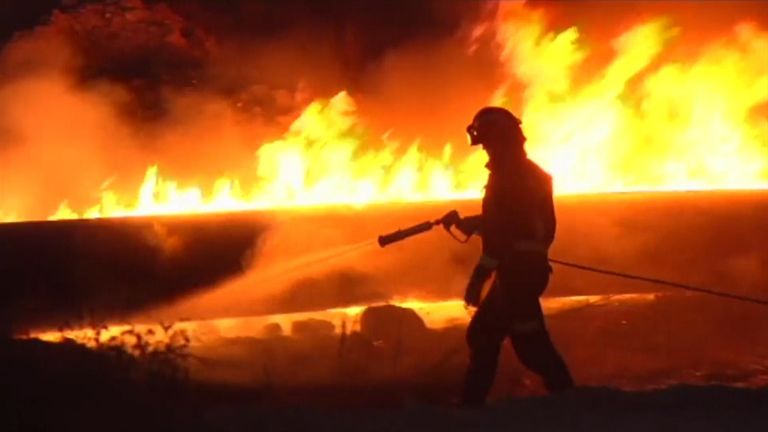 Environ 2400 personnes ont été évacuées en raison d'un incendie de forêt incontrôlable qui ravage la région sud de l'Espagne, en Andalousie.