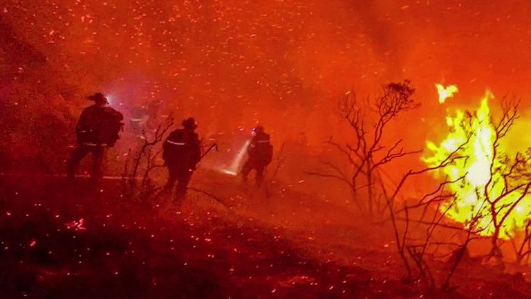 Un capitaine des pompiers californien a documenté la bataille de son équipage contre l'incendie de la vallée de 5350 acres à l'est de San Diego le 6 septembre.