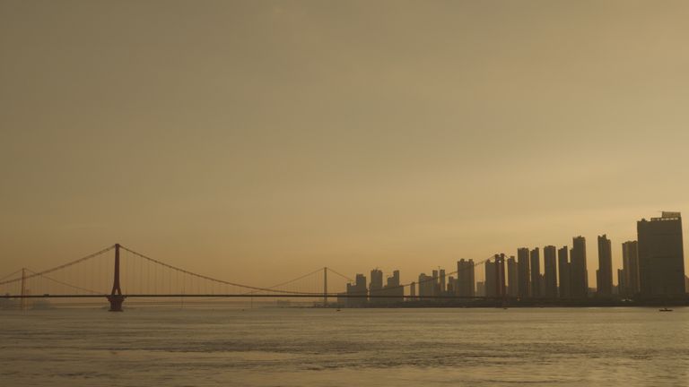 Wuhan a l'air paisible sur la rivière 
