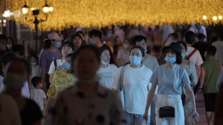 Les foules sont autorisées à se rassembler à nouveau - mais avec des masques faciaux