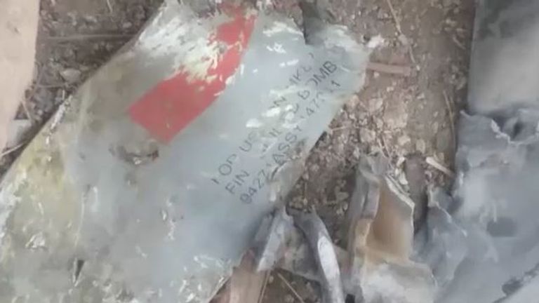 Des fragments de la bombe et certains des éclats d'obus semblaient porter des marques d'identification