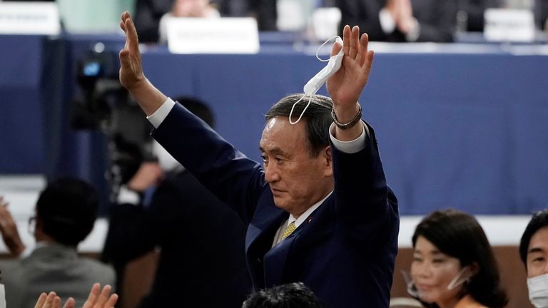 Le secrétaire en chef du Cabinet japonais, Yoshihide Suga, reconnaît qu'il est élu nouveau chef du parti au pouvoir au Japon lors de l'élection à la direction du Parti libéral démocrate (LDP) le lundi 14 septembre 2020 à Tokyo.  (AP Photo / Eugene Hoshiko, Piscine)