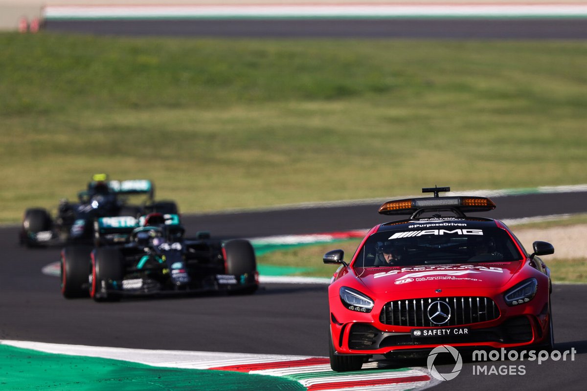 La voiture de sécurité Lewis Hamilton, Mercedes F1 W11 et Valtteri Bottas, Mercedes F1 W11
