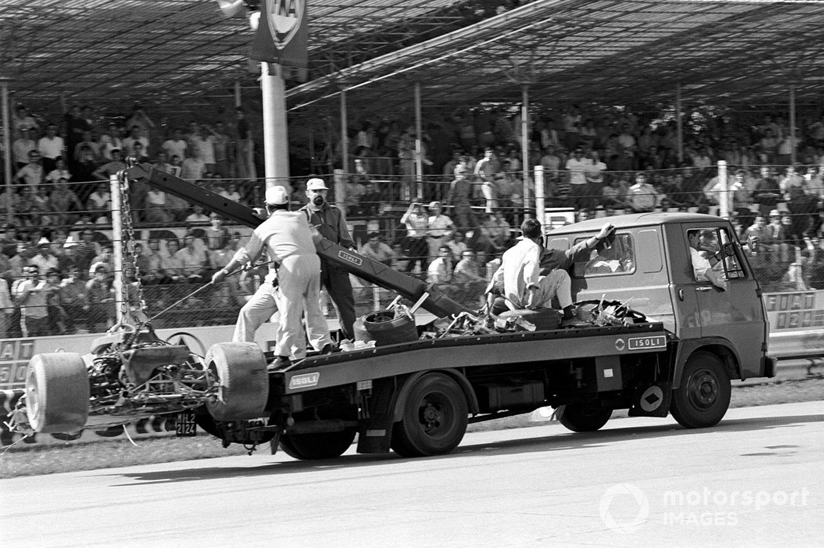 L'épave de la Lotus 72 de Jochen Rindt est emportée après son accident mortel