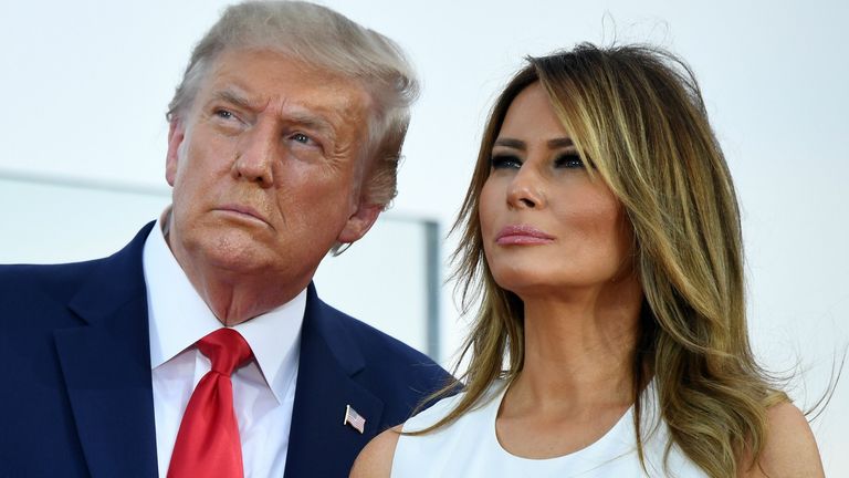 Le président américain Donald Trump et la première dame Melania Trump regardent le survol des avions au cours du 2020 