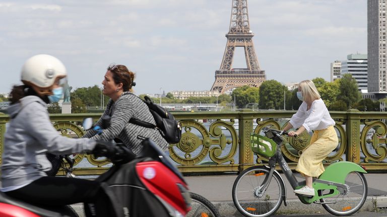 Parisiens masqués près de la tour Eiffel