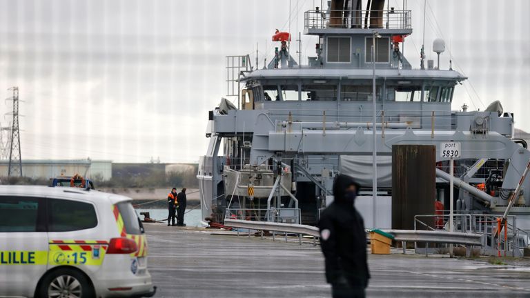 Un policier se tient à côté d'un navire de sauvetage lors d'une opération de recherche après qu'un bateau transportant environ 20 migrants a chaviré au large de Loon-Plage près de Dunkerque, dans le nord de la France, le 27 octobre 2020. REUTERS / Pascal Rossignol
