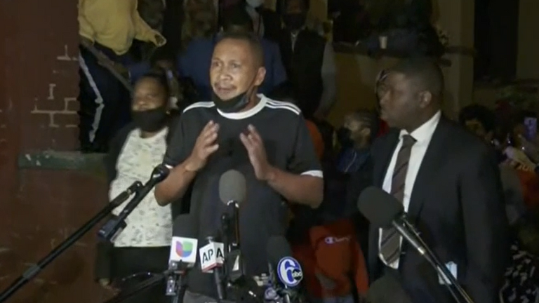 Les parents de l'homme abattu par la police à Philadelphie ont appelé au calme alors que des manifestations ont éclaté à cause d'une vidéo de l'incident.