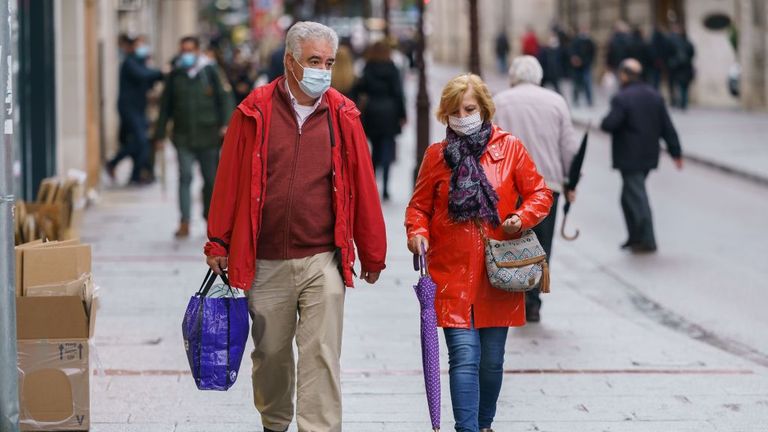 Des personnes portant des masques faciaux marchent à Burgos, dans le nord de l'Espagne, le 21 octobre 2020, le premier jour d'un verrouillage de deux semaines pour tenter de limiter la contagion du nouveau coronavirus COVID-19 dans la région.  - L'Espagne est devenue l'un des points chauds de la pandémie dans l'Union européenne, avec près de 975 000 cas enregistrés et près de 34 000 décès.  (Photo par Cesar Manso / AFP) (Photo par CESAR MANSO / AFP via Getty Images)
