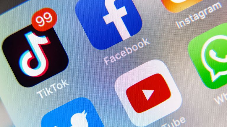 Tioumen, Russie - 21 janvier 2020: TikTok et Facebook, application YouTube à l'écran Apple iPhone XR