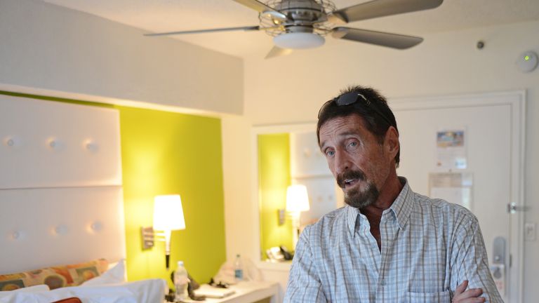 MIAMI BEACH, FL - 13 DÉCEMBRE: John McAfee pose pour un portrait à son hôtel de South Beach le 13 décembre 2012 à Miami Beach, Floride.  (Photo par Larry Marano / WireImage)