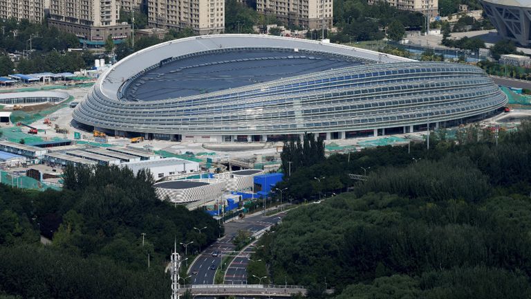 Cette photo prise de la tour olympique de Pékin montre une vue générale de l'Anneau national de patinage de vitesse, également connu sous le nom de 