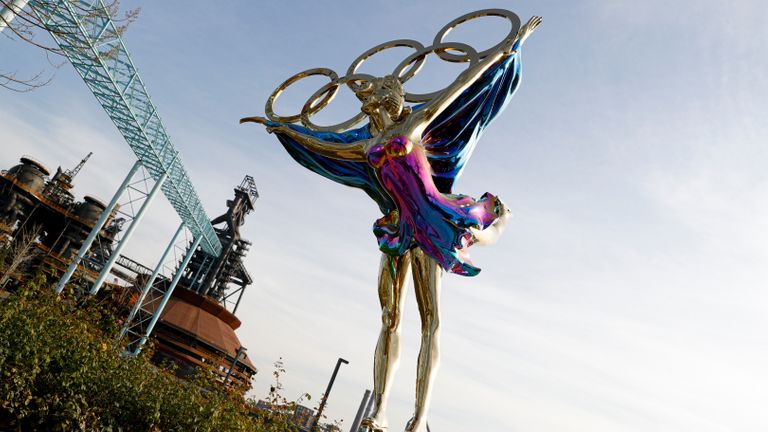 BEIJING, CHINE - 26 NOVEMBRE: Une sculpture représente des patineurs artistiques olympiques pour les Jeux Olympiques d'hiver de Beijing 2022 au parc industriel de Shougang le 26 novembre 2019 à Beijing, Chine.  (Photo par Fred Lee / Getty Images)