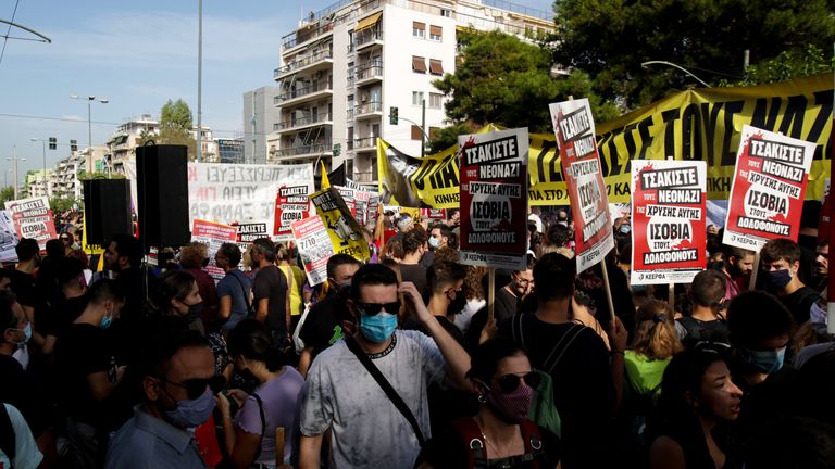 ATHÈNES, GRÈCE - 07 OCTOBRE: Des manifestants antifascistes devant le tribunal, où se déroule le procès des dirigeants et des membres du parti d'extrême droite Golden Dawn le 7 octobre 2020 à Athènes, Grèce.  Après un procès de cinq ans, un tribunal grec a déclaré le chef de l'Aube dorée Nikos Michaloliakos et six associés coupables d'avoir dirigé un groupe criminel.  Un partisan, Giorgos Roupakias, a été reconnu coupable de meurtre et 15 autres ont été reconnus coupables de complot.  Le parti néo-nazi a remporté 18 sièges de députés en 2012 alors que le pays était aux prises avec une crise financière.  (Photo par Milos Bicanski / Getty Images)