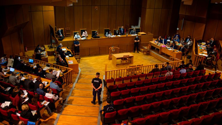 La juge Maria Lepenioti (C) siège à la Cour suprême alors qu'elle annonce le verdict dans le procès de membres présumés du parti néo-nazi Golden Dawn accusés du meurtre du rappeur antifasciste en septembre 2013, à Athènes le 14 octobre 2020. - Un tribunal grec a condamné à 13 ans de prison le chef du groupe néonazi Golden Dawn pour avoir dirigé une organisation criminelle déguisée en parti politique.  Outre Nikos Michaloliakos, le fondateur du parti - qui a écopé d'une année supplémentaire pour possession illégale d'une arme - le tribunal a également condamné cinq anciens membres de son entourage à des peines de prison pour organisation criminelle.  (Photo par ANGELOS TZORTZINIS / AFP) (Photo par ANGELOS TZORTZINIS / AFP via Getty Images)