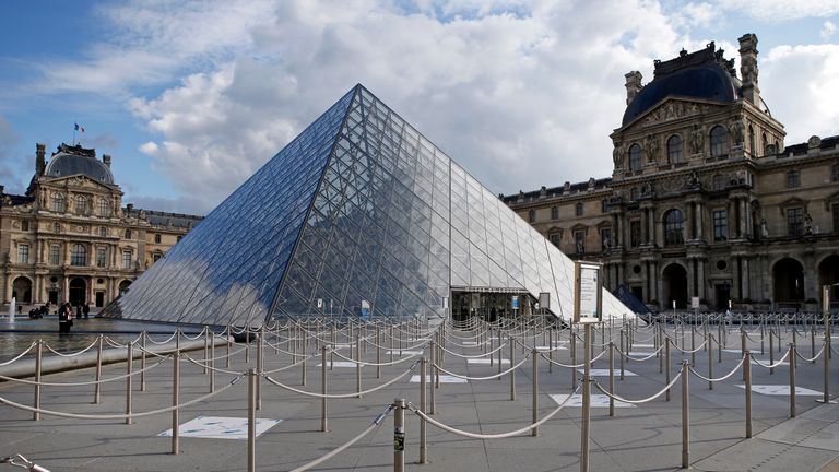 PARIS, FRANCE - 14 OCTOBRE: La cour vide du musée du Louvre et la pyramide du Louvre sont vues sans touristes le 14 octobre 2020 à Paris, France.  Déserté depuis la réouverture de ses portes le lundi 6 juillet, le musée le plus visité au monde tourne au ralenti en raison de l'absence de touristes étrangers en raison de l'épidémie de Coronavirus (Covid 19).  Le président français Emmanuel Macron a annoncé ce soir à la télévision un couvre-feu pour l'Ile-de-France et huit métropoles entre 21 heures et 6 heures samedi pour faire face à une deuxième vague d'épidémie de coronavirus à travers la France.  (Photo par Chesnot / Getty Images)