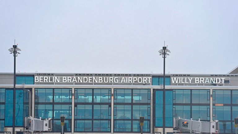 Vue sur le terminal principal de l'aéroport Berlin Brandenburg Willy Brandt