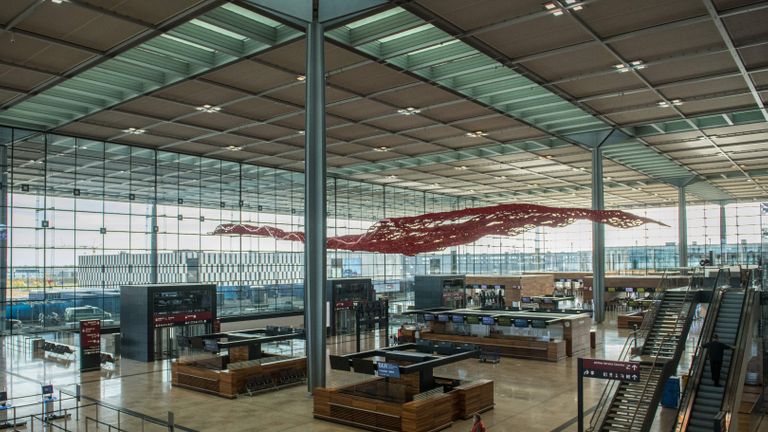 Vue générale du terminal 1 de l'aéroport Berlin Brandenburg Willy Brandt (BER) le 22 octobre 2020. - Le nouvel aéroport de Berlin, qui sera le seul grand aéroport de la région de Berlin Brandenburg, devrait ouvrir le 31 octobre 2020. (Photo par STEFANIE LOOS / AFP) (Photo par STEFANIE LOOS / AFP via Getty Images)
