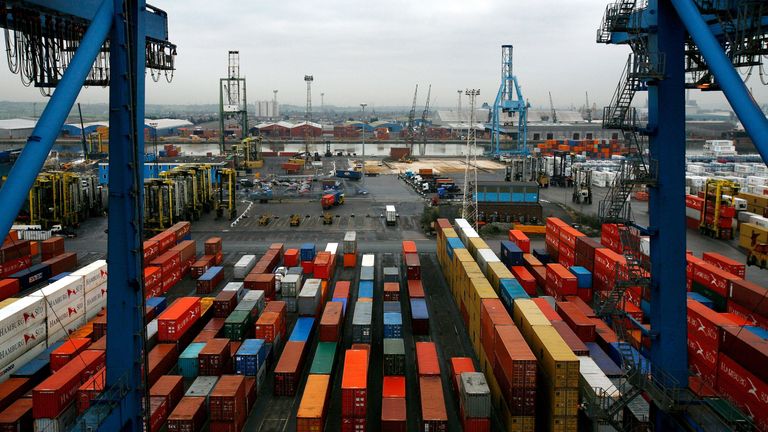 Les conteneurs de fret sont assis sur Tilbury Dock