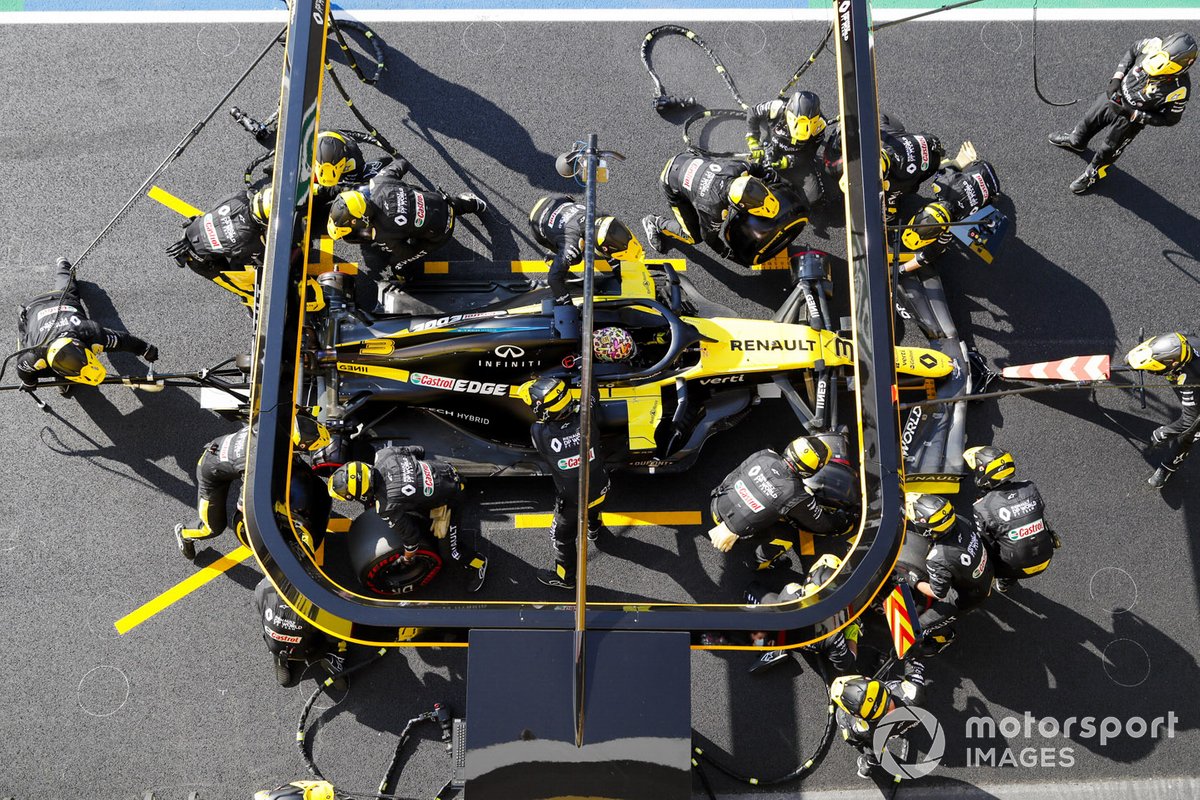 Daniel Ricciardo, Renault F1 Team RS20, fait un arrêt au stand