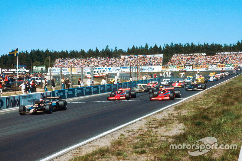 Mario Andretti, Lotus 79 Ford, mène John Watson et Niki Lauda, ​​tous deux Brabham BT46B Alfa Romeos, au départ