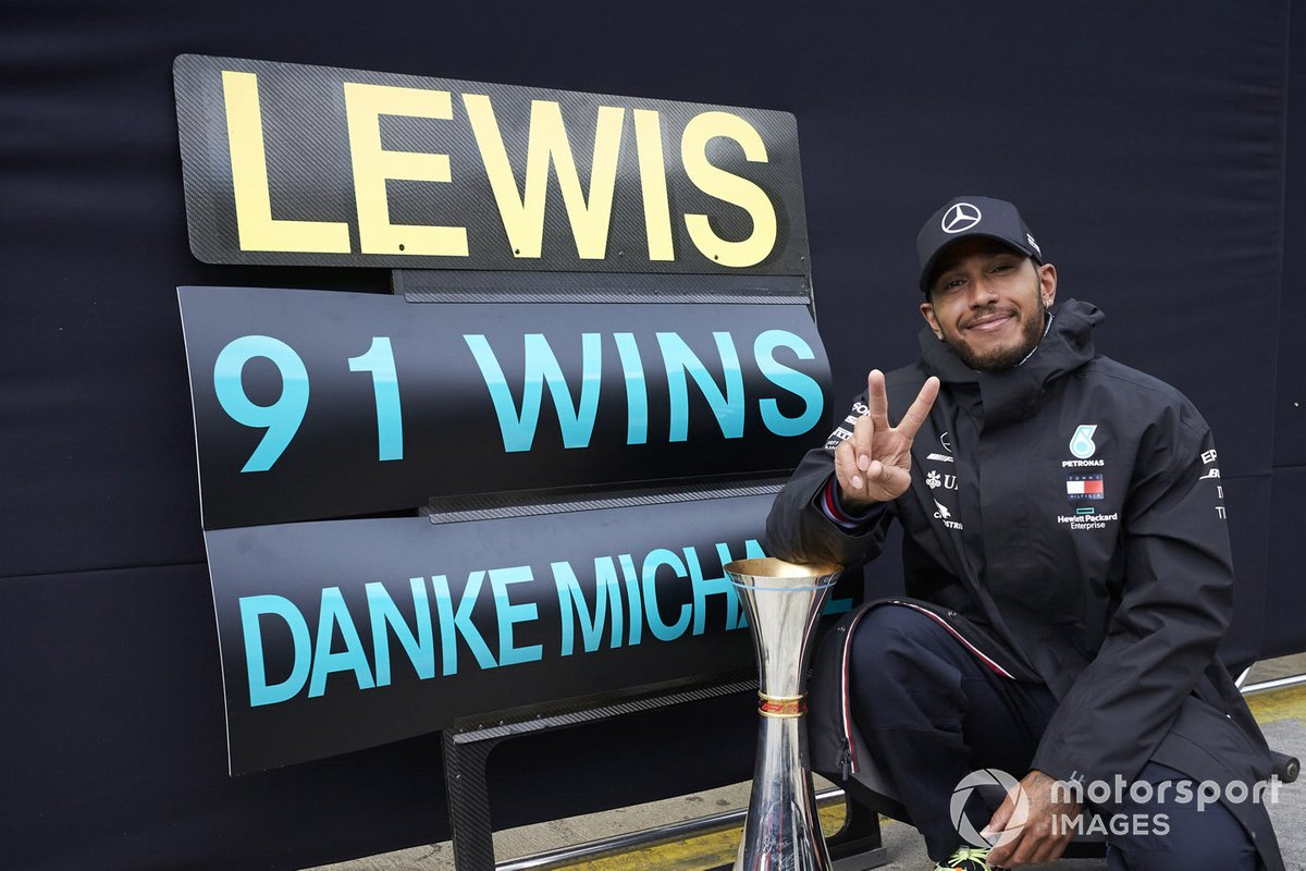 Lewis Hamilton, Mercedes-AMG F1, 1ère position, célèbre après avoir remporté sa 91e victoire en F1, égalant le record de Michael Schumacher