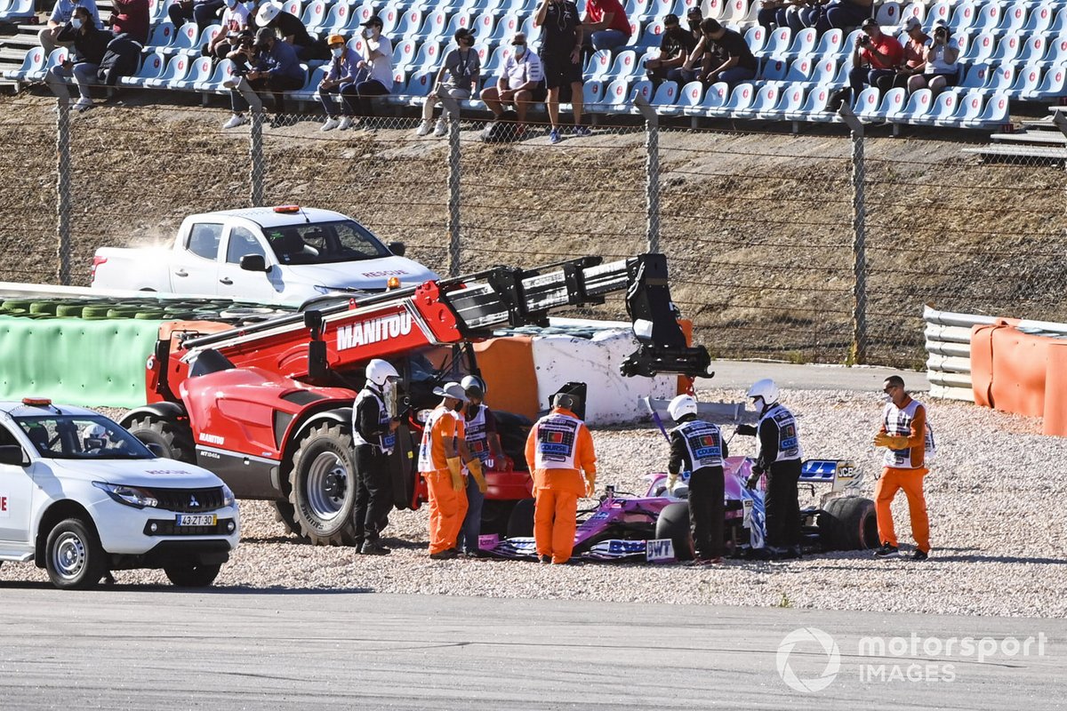 Les maréchaux retirent la voiture de Lance Stroll, Racing Point RP20, après une collision avec Max Verstappen, Red Bull Racing RB16, pendant le FP2