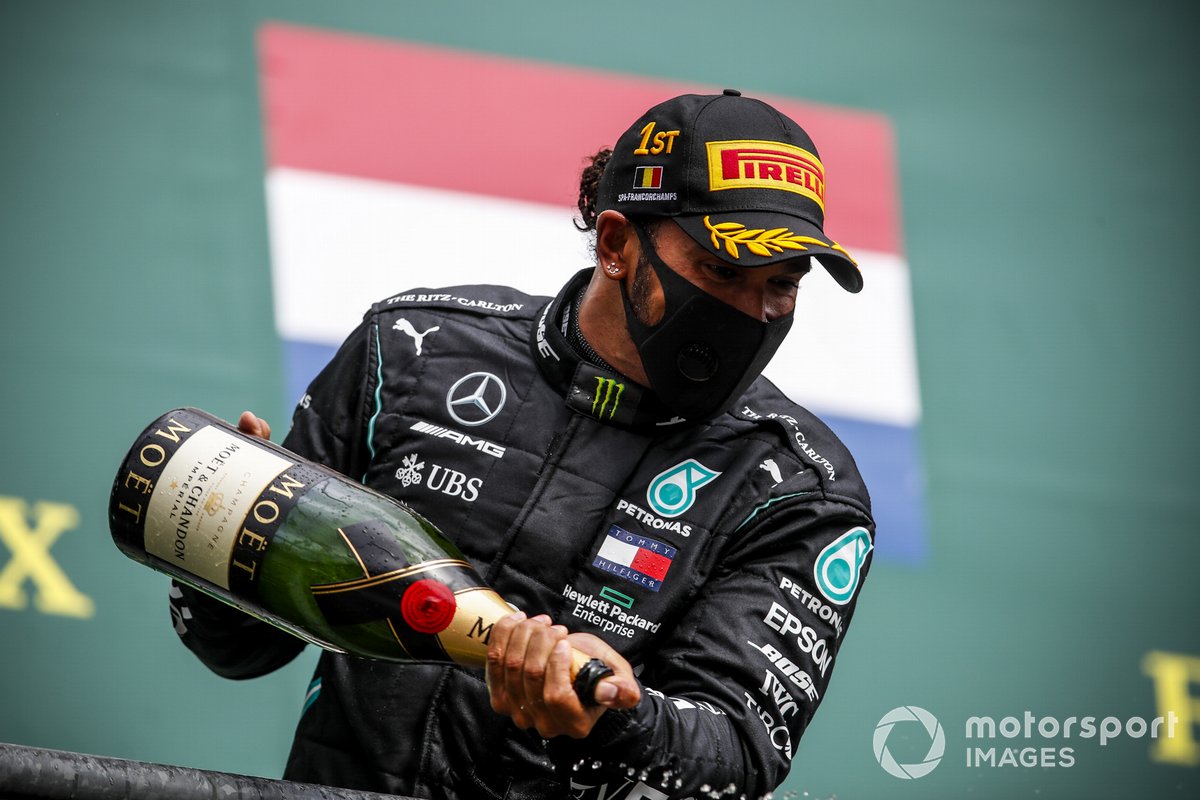 Vainqueur de la course Lewis Hamilton, Mercedes-AMG F1 célèbre sur le podium avec le champagne