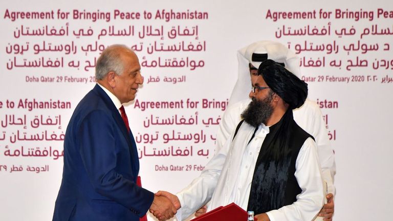Le représentant spécial des États-Unis pour la réconciliation en Afghanistan Zalmay Khalilzad et le co-fondateur des Taliban, le mollah Abdul Ghani Baradar, se serrent la main après avoir signé un accord de paix en février
