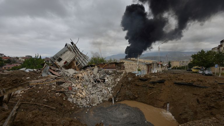 Un grand panache de fumée a été vu s'élever de Stepanakert, la capitale du Haut-Karabakh