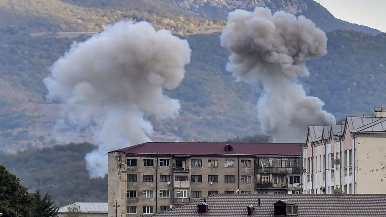 La fumée monte après les bombardements en Azerbaïdjan pendant les hostilités