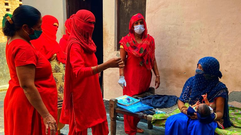 La femme travaille dans leurs communautés locales 