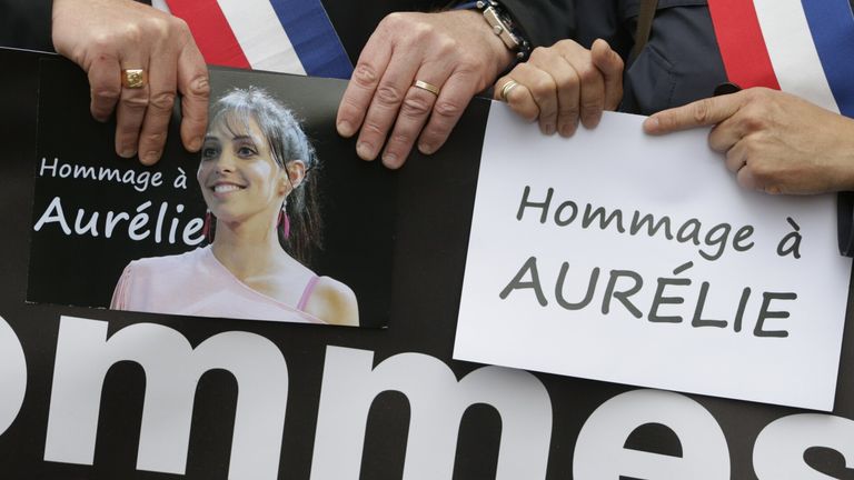 Personnes tenant une photo d'Aurélie Chatelain lors d'un événement tenu à sa mémoire en 2015 