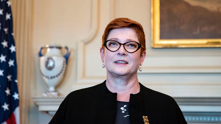 Le secrétaire d'État américain Mike Pompeo rencontre la ministre australienne des Affaires étrangères, Marise Payne, au département d'État australien, la ministre des Affaires étrangères de l'Australie, Marise Payne, regarde alors qu'elle rencontre le secrétaire d'État américain Mike Pompeo au département d'État à Washington, États-Unis, le 27 juillet 2020. REUTERS / Al Drago