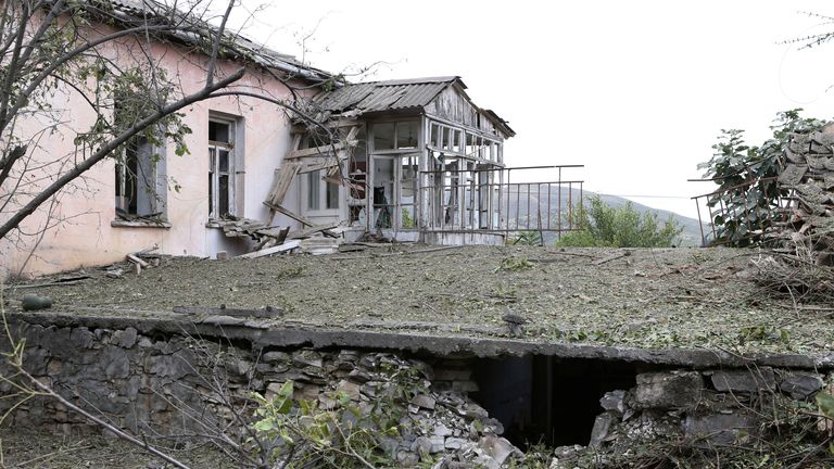 Une vue montre une maison, qui, selon les habitants, a été endommagée lors d'un récent bombardement par les forces azéries, dans la ville de Martuni dans la région séparatiste du Haut-Karabakh, le 28 septembre 2020. Hayk Baghdasaryan / Photolure via REUTERS ATTENTION EDITEURS - CETTE IMAGE A ETE FOURNI PAR UN TIERS.
