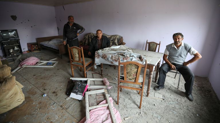 La maison de cette famille à Garagoyunlu, en Azerbaïdjan, a été touchée par des bombardements