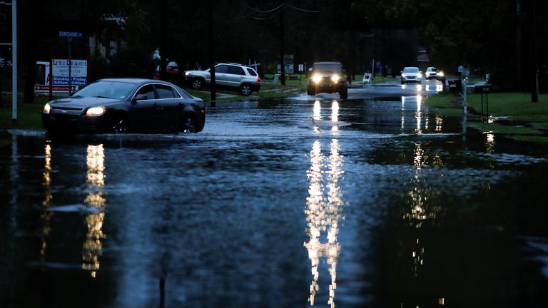 Des voitures se déplacent dans une rue inondée à l'approche de l'ouragan Delta, à Baker, Louisiane, États-Unis, le 9 octobre 2020