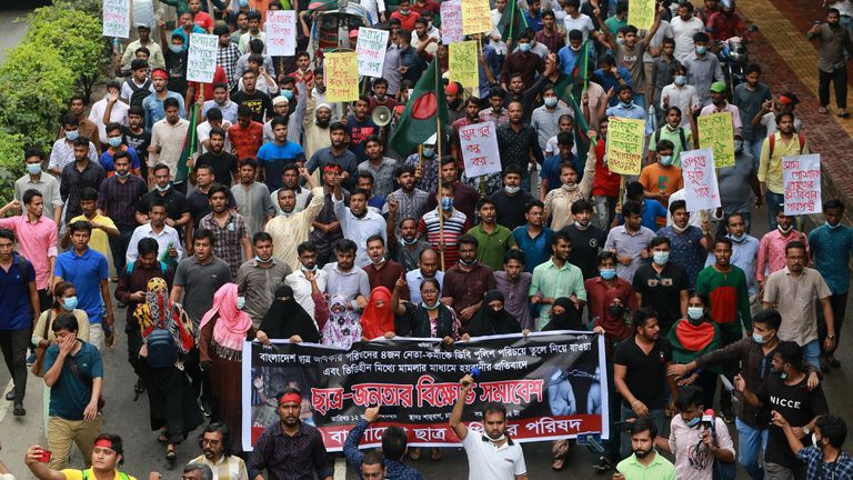 Des étudiants participent à une marche de protestation contre l'arrestation de quatre dirigeants étudiants au cours du week-end à Dhaka
